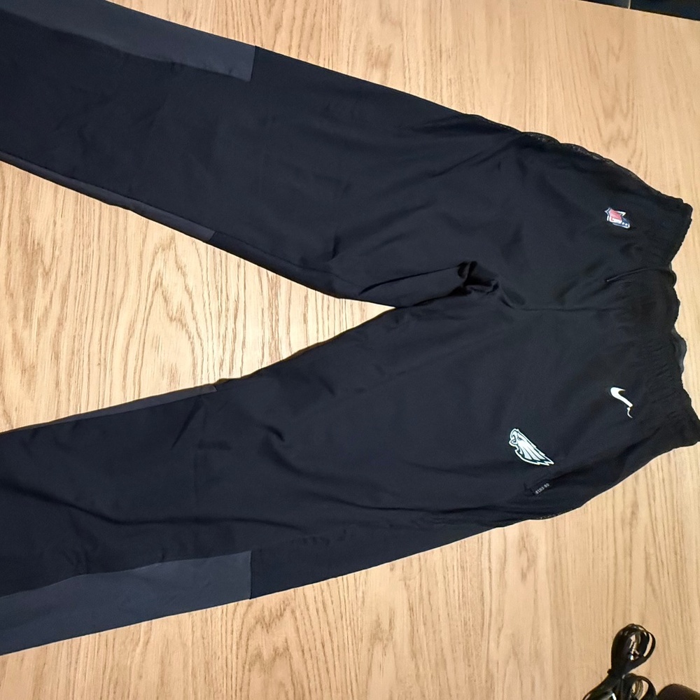NFL, NIKE, EAGLES ON FIELD APPAREL.  BLACK SIZE M.  DRI FIT.